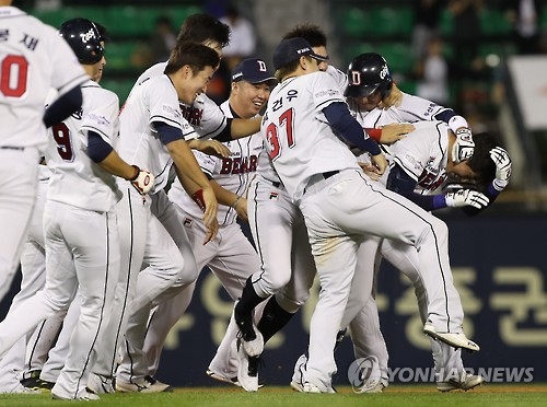 Doosan Bears players celebrate after Jung Jin-ho hit a walk-off single to beat the Lotte Giants 6-5 in their Korea Baseball Organization (KBO) game at Jamsil Stadium in Seoul on Oct. 4, 2016. (Yonhap)
