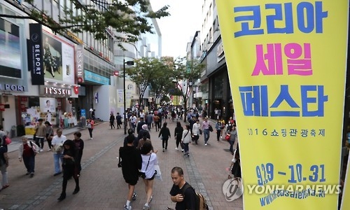 Myeongdong, a major shopping district in downtown Seoul, is crowded with travelers on Oct. 3, 2016. (Yonhap)
