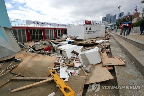 A venue for the Busan International Film Festival has been destroyed by Typhoon Chaba on Haeundae beach in Busan on Oct. 5, 2016. (Yonhap)