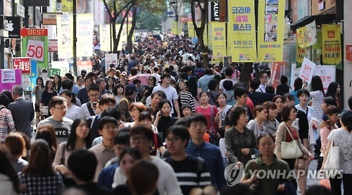 People, including Chinese tourists, who came to South Korea during China's weeklong holiday, pack a street in Myeongdong, a shopping mecca in downtown Seoul, on Oct. 3, 2016. (Yonhap)