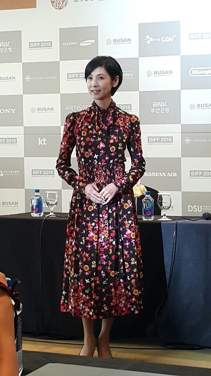 Japanese film director and actress Hitomi Kuroki attends a press conference for her drama film "Desperate Sunflowers" in Busan, 450 kilometers southeast of Seoul, on Oct. 7, 2016. (Yonhap)