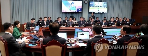 President Park Geun-hye and ministers attend a Cabinet meeting at the presidential office Cheong Wa Dae in Seoul on Oct. 11, 2016. (Yonhap)