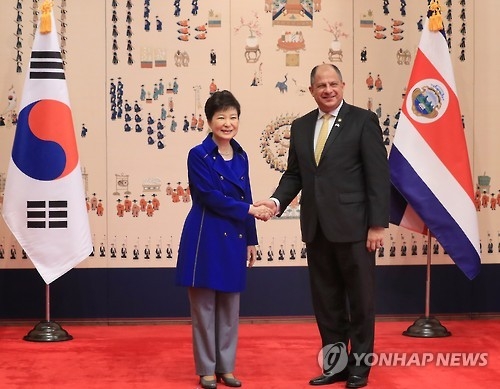 South Korean President Park Geun-hye (L) shakes hands with her Costa Rican counterpart Luis Guillermo Solis before their summit at the presidential office Cheong Wa Dae in Seoul on Oct. 12, 2016. (Yonhap)
