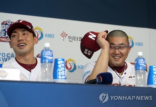 Kim Se-hyun (R), closer for the Nexen Heroes, listens to a question during a press conference ahead of their Korea Baseball Organization postseason series game against the LG Twins at Gocheok Sky Dome in Seoul on Oct. 12, 2016. (Yonhap)