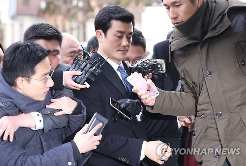 Bodyguard questioned at Park impeachment trial