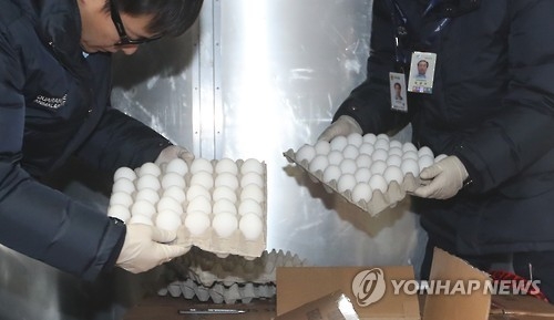 Experts check samples of eggs imported from the U.S. at Incheon International Airport in this photo taken on Jan. 12, 2017. (Yonhap) 