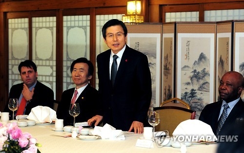 South Korea's Acting President and Prime Minister Hwang Kyo-ahn (2nd from R) speaks during a meeting with foreign ambassadors at his official residence in Seoul on Jan. 17, 2017, in this photo, provided by the prime minister's office. (Yonhap)