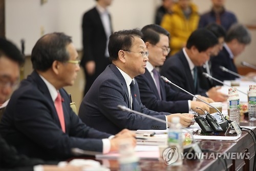 South Korea's Finance Minister Yoo Il-ho (2nd from L) speaks at a minister-level meeting in Seoul on Jan. 18, 2017. (Yonhap)