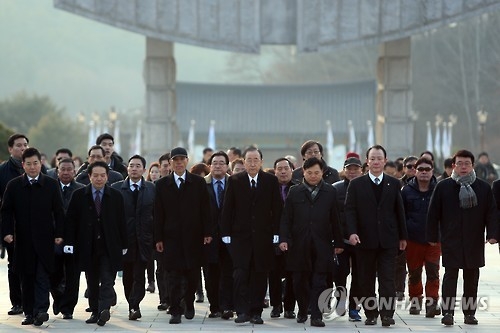 Former U.N. Secretary-General Ban Ki-moon (C) and his entourage visit the May 18th National Cemetery in the liberal-leaning city of Gwangju, 329 kilometers south of Seoul, on Jan. 18, 2017. (Yonhap)