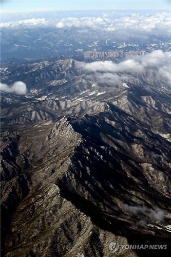 This file photo, shot from the sky on Dec. 27, 2015, shows the Mount Taebaek Ridge. (Yonhap)