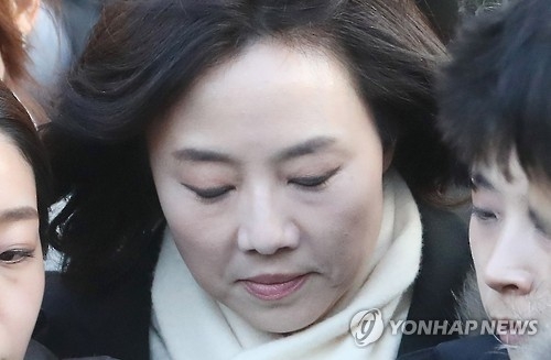 Culture Minister Cho Yoon-sun leaves the Seoul Central District Court on Jan. 20, 2017, after attending a hearing to review the legality of her detention. The special prosecutor's team requested an arrest warrant for Cho over allegations she was involved in creating a blacklist of anti-government cultural figures while serving as a senior aide to President Park Geun-hye. After the three-hour review session, Cho waited for the court's decision at a detention center in Uiwang, south of Seoul. (Yonhap)