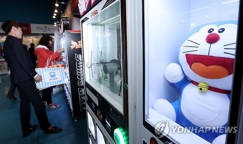 (Yonhap Feature) Slowing economy lures young Koreans to claw machines - 2