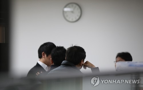 Officials are shown at the Financial Supervisory Commission in Seoul on Feb. 3, 2017, as investigators raided the offices over the latest influence-peddling scandal centered on President Park Geun-hye and her friend. (Yonhap)