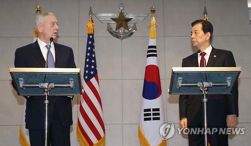 Defense Minister Han Min-koo (R) and U.S. Defense Secretary Jim Mattis at a press briefing before holding bilateral talks in Seoul on Feb. 3, 2017. (Yonhap)