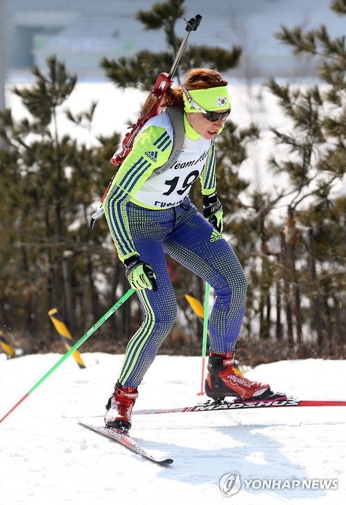 In this file photo taken on Feb. 23, 2016, Anna Frolina competes in the women's 15-kilometer biathlon event at the 97th National Winter Sports Festival in PyeongChang, Gangwon Province. (Yonhap)