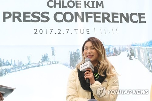Korean-American snowboarder Chloe Kim speaks during her press conference at a snowboarding goods shop in Seoul on Feb. 7, 2017. (Yonhap) 