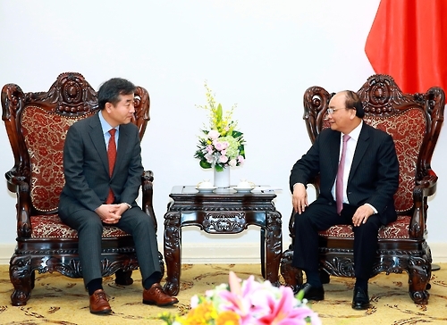 Park No-hwang (L), president and CEO of Yonhap News Agency, pays a courtesy call to Vietnamese Prime Minister Nguyen Xuan Phuc at the latter's office in Hanoi on Feb. 9, 2017 (VNA-Yonhap)