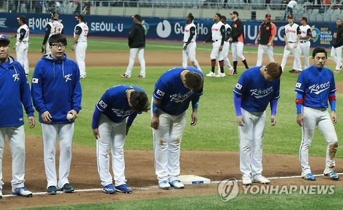 Shin-Soo Choo shares advice with Twins' Byung Ho Park