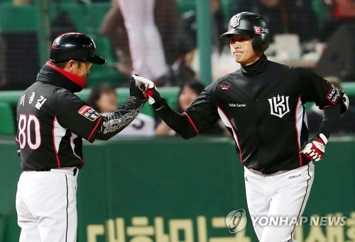 Park Ki-hyuck of the KT Wiz rounds the third base after a solo home run off the SK Wyverns in their Korea Baseball Organization game at Incheon SK Happy Dream Park in Incheon on March 31, 2017. (Yonhap)