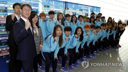 South Korean women's national football coach Yoon Duk-yeo (L) and his players pose for a group photo at Incheon International Airport before departing for Beijing on April 2, 2017, one day before they enter North Korea for the AFC Women's Asian Cup Group B qualifying tournament. (Yonhap)