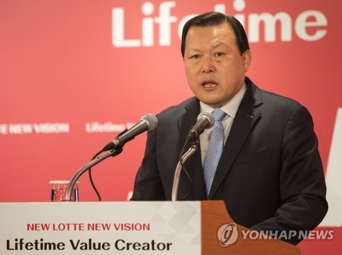 Hwang Kag-gyu, the head of Lotte Group's corporate innovation unit, speaks before the press in Seoul on April 3, 2017. (Yonhap) 
