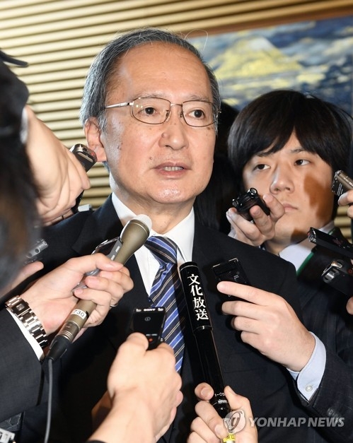 (LEAD) Abe instructs envoy to request S. Korea implement deal on comfort women: report