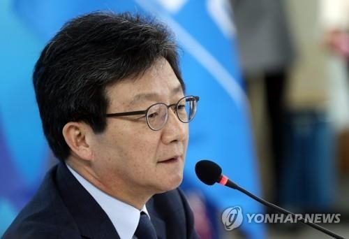 This photo, taken on April 4, 2017, shows Yoo Seong-min, the presidential candidate of the Bareun Party, speaking during a press conference at the party headquarters in Seoul. (Yonhap)