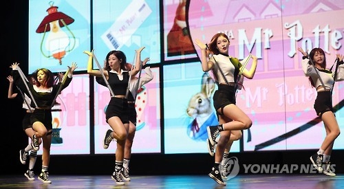 In this file photo, South Korean girl group DIA performs during a showcase to promote its third album "Spell" in Seoul on Sept. 12, 2016. (Yonhap) 