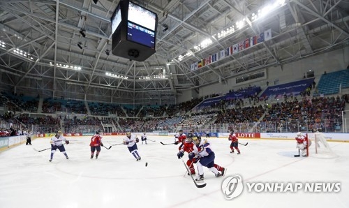 South Korea (in white) and North Korea play their round-robin game at the International Ice Hockey Federation Women's World Championship Division II Group A at Gangneung Hockey Centre in Gangneung, Gangwon Province, on April 6, 2017. (Yonhap)