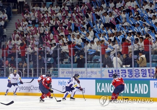 South Korea (in white) and North Korea play their round-robin game at the International Ice Hockey Federation (IIHF) Women's World Championship Division II Group A at Gangneung Hockey Centre in Gangneung, Gangwon Province, on April 6, 2017. (Yonhap)
