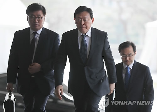(LEAD) Lotte chairman questioned over corruption scandal