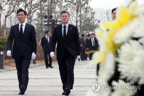 Moon Jae-in (R) visits a memorial park for fallen troops and national patriots in Hongseong, 157 kilometers south of Seoul, on April 7, 2017. (Yonhap)