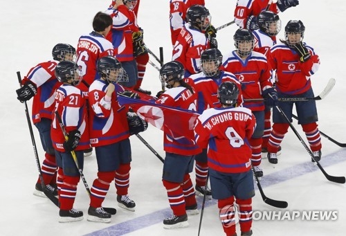 North Korean players celebrate their 4-2 win over Slovenia in the teams' final game at the International Ice Hockey Federation Women's World Championship Division II Group A at Kwandong Hockey Centre in Gangneung, Gangwon Province, on April 8, 2017. (Yonhap)
