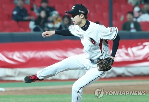 Um Sang-back of the KT Wiz throws a pitch against the Doosan Bears in their Korea Baseball Organization game at Suwon KT Wiz Park in Suwon, Gyeonggi Province, on April 4, 2017. (Yonhap)