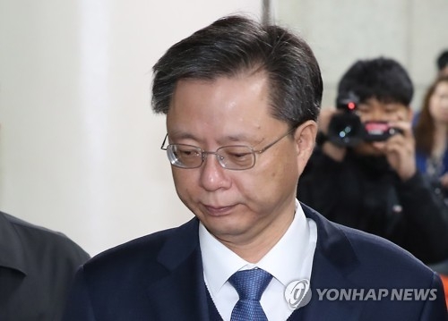 Woo Byung-woo, former senior presidential secretary for civil affairs, arrives at the Seoul Central District Court in the capital on April 11, 2017, to attend a hearing on his arrest. (Yonhap)