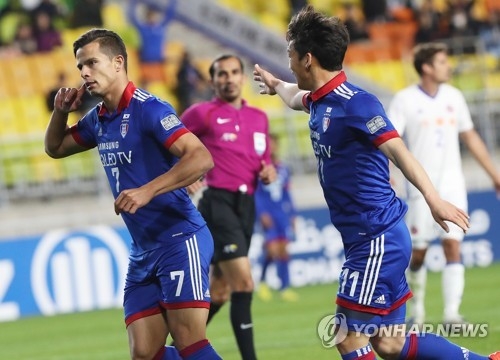 Suwon Samsung Bluewings striker Johnathan (L) celebrates scoring a goal against Eastern SC during their AFC Champions League Group G match at Suwon World Cup Stadium in Suwon, Gyeonggi Province, on April 12, 2017. (Yonhap)