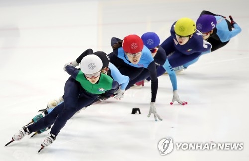 In this file photo taken on April 9, 2017, South Korean short track speed skaters race in the women's 1,500m super final at the Olympic team trials at Mokdong Ice Rink in Seoul. (Yonhap)