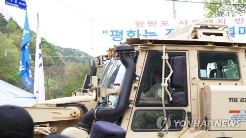 Heavy equipment from USFK enters a THAAD deployment site in Seongju, southeast South Korea, on April 20, 2017. Some local residents protested the move. (Yonhap)