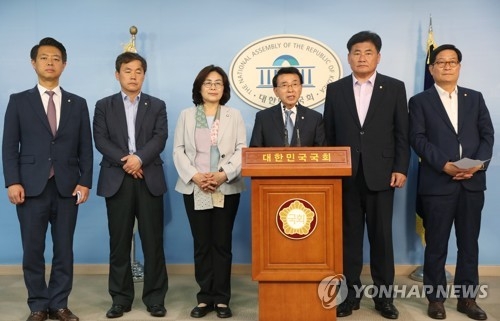 Members of the ruling Democratic Party's special panel on the deployment of a U.S. missile defense program hold a press conference at the National Assembly in Seoul on June 1, 2017. (Yonhap)