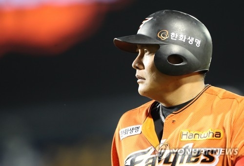 Kim Tae-kyun of the Hanwha Eagles reacts after flying out to left against the SK Wyverns in their Korea Baseball Organization regular season game at Hanwha Life Eagles Park in Daejeon on June 4, 2017. (Yonhap)