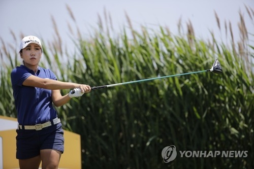 In this Associated Press photo, Kim In-kyung of South Korea watches her tee shot at the third hole in the final round of the ShopRite LPGA Classic at Stockton Seaview Hotel and Golf Club's Bay Course in Galloway, New Jersey, on June 4, 2017. (Yonhap)
