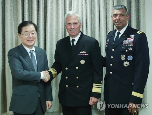 Chung Eui-yong (L), chief of South Korea's National Security Office, shakes hands with visiting director of the U.S. Missile Defense Agency V. Adm. James Syring following a meeting at Seoul's presidential office Cheong Wa Dae on June 5, 2017. The meeting also involved Gen. Vincent Brooks, commander of some 28,5000 U.S. troops stationed in South Korea. (Photo courtesy of Cheong Wa Dae)