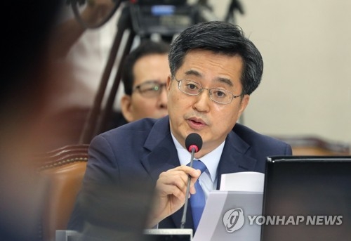 Kim Dong-yeon, nominee for the deputy prime minister and finance minister, speaks during a parliamentary confirmation hearing at the National Assembly in Seoul on June 7, 2017. (Yonhap)