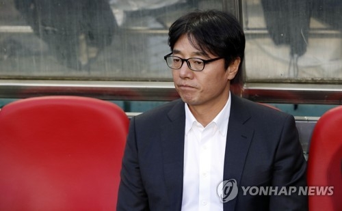 In this file photo taken on May 10, 2017, FC Seoul head coach Hwang Sun-hong awaits the start of the match against Urawa Red Diamonds in Group F at the Asian Football Confederation Champions League at Seoul World Cup Stadium. (Yonhap)