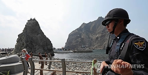 A South Korean police officer stands guard on Dokdo in the East Sea on June 15, 2017. (Yonhap)