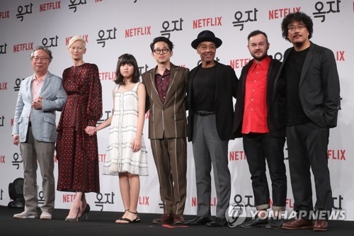 The cast of "Okja" -- Byun Hee-bong, Tilda Swinton, An Seo-hyun, Steven Yeun, Giancarlo Esposito and Daniel Henshall (from L to R) -- and director Bong Joon-ho (R) pose for the camera during a press conference for the film in Seoul on June 14, 2017. (Yonhap)