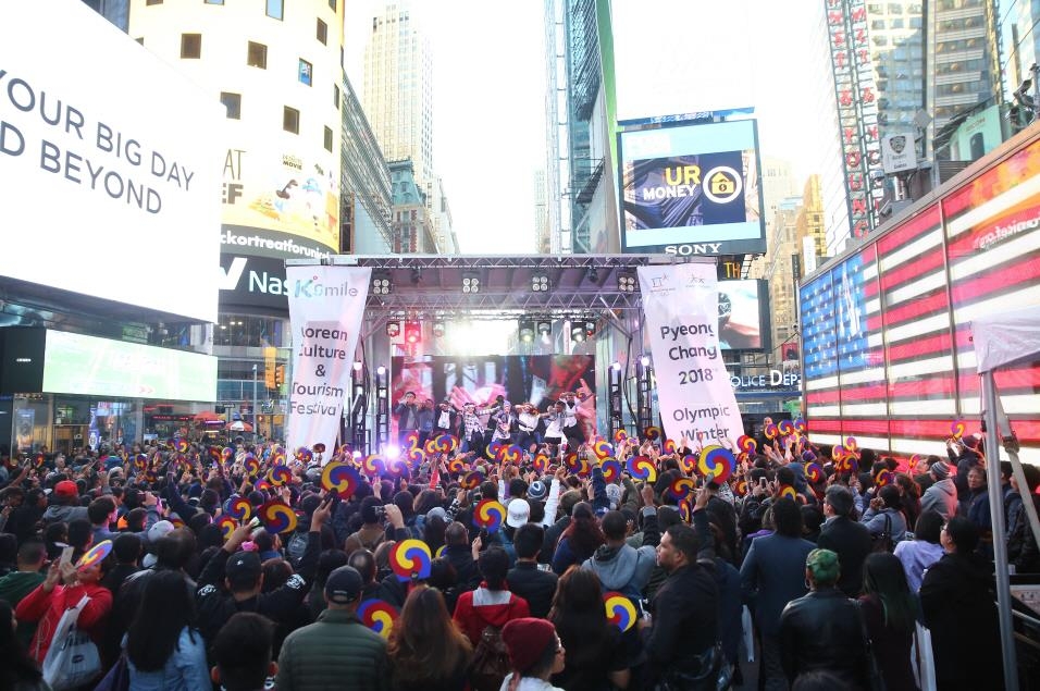 This undated photo provided by the Korea Tourism Organization (KTO) on June 20, 2017, shows Korea, PyeongChang Festival in New York under way in the United States in 2015. (Yonhap) 