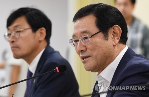 Lee Yong-sup (R), the vice chief of the Presidential Committee on Job Creation, speaks during a meeting with senior officials of the ruling Democratic Party in Seoul on June 21, 2017. (Yonhap)