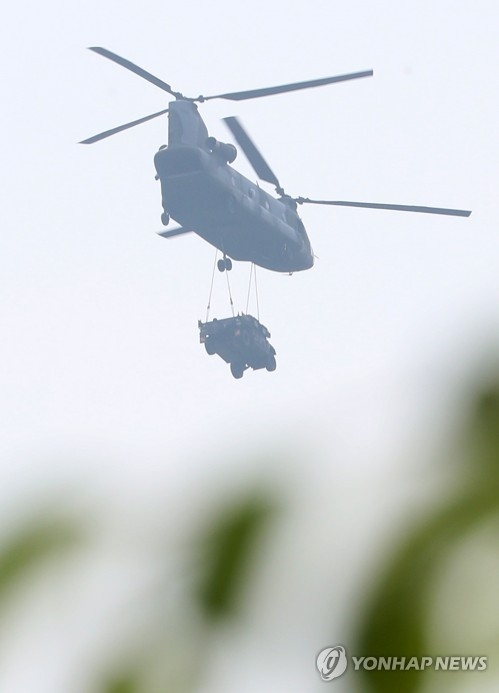 A U.S. military helicopter moves a military vehicle to the golf course in Soseong-ri, Seongju, on May 31, 2017, where a Terminal High Altitude Area Defense system is installed. (Yonhap)