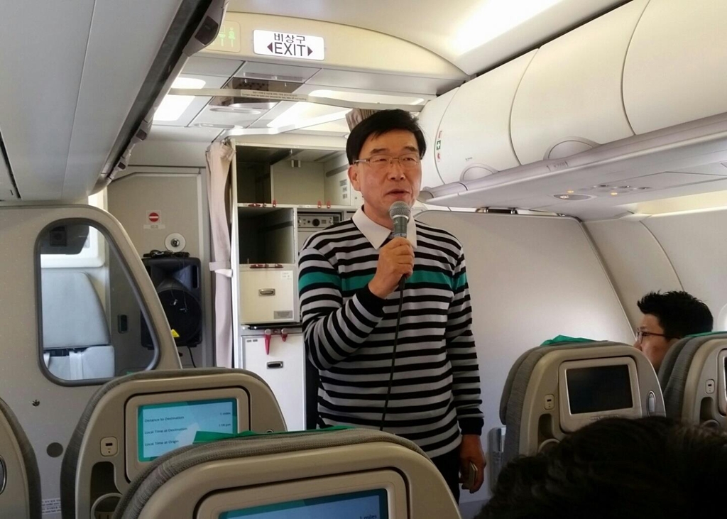 Air Seoul President & CEO Ryu Kwang-hee announces the budget carrier's plans to expand routes and increase its fleet in a press conference held onboard a A321-200 jet, one of its three passenger jets, at Incheon International Airport on June 22, 2017. (Yonhap)